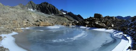 Lac gelé sous les Têtes de Bellaval et d’Enclave avec dans le fond l’Aiguille des Glaciers et le Col de la Grande Entaille