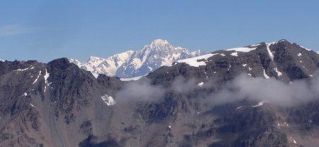 Le Mont Blanc derrière le Col du Vallonbrun.
