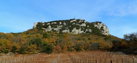 Le Mont Saint Amand, domine le vignoble de Gigondas.
