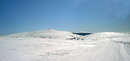 Pierre-sur-Haute vu de la Montagnette, au Nord.