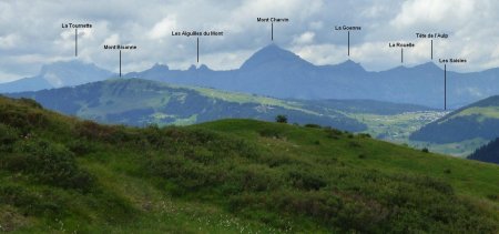 Derrière le Mont Bisanne et Les Saisies, zoom sur la Tournette et l’extrémité sud de la Chaîne des Aravis : Les Aiguilles du Mont, Mont Charvin, La Goenne, La Rouelle et Tête de l’Aulp.