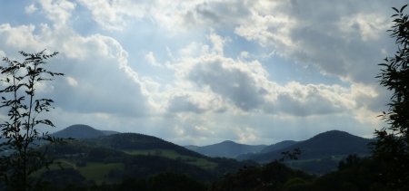 En panoramique : le Rain des Chênes à gauche, le Hurlin au centre et le Noirmont à droite. Et toujours les rayons du soleil qui passent dans les trous laissés par les nuages.