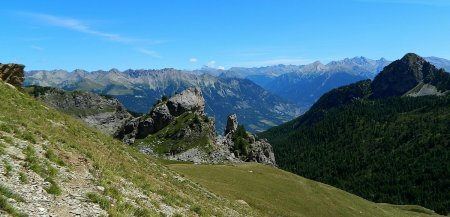 Descente du Col de Val Haute avec les  rochers du Peyron que l’on va contourner même si une descente directe est possible.