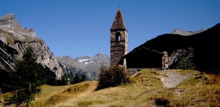 Un petit détour par la chapelle de Saint-Pierre d’Extravache avec le Mont Giusalet.
