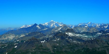 Massif du Mont-Blanc en arrière-plan.
