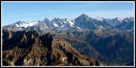 Au 1er plan les Aiguilles de Varan (massif des Fiz), au 2e plan les Aiguilles Rouges (Brévent, Aiguillette des Houches...), au 3e plan le massif du Mont Blanc (Aiguille du Tour, le Chardonnet, l’Aiguille Verte...).