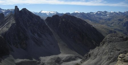 Dans la montée, vue sur l’Aiguille du Dôme.