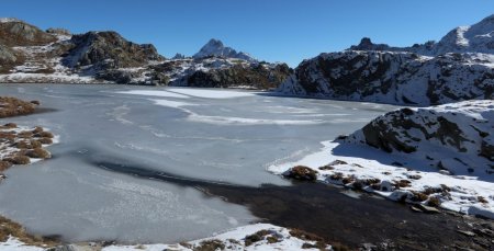 Les lacs recouverts d’une fine pellicule de glace