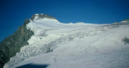 Le sommet vu du Col des Rouies, en haut du couloir.