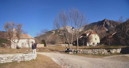 Le hameau Vaunières, on aperçoit sur la gauche sa jolie chapelle.