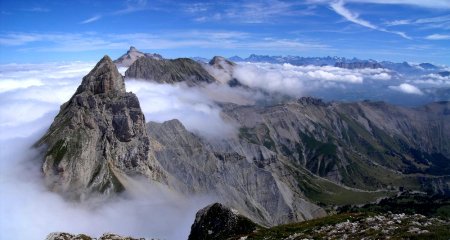 Du sommet, Roc de Garnesier, Crête du Vallon, Tête des Vachères, Rocher Rond, Grand Ferrand, Obiou et Ecrins au fond