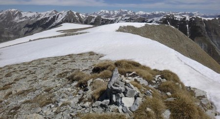 Le sommet avec vue sur la Montagne de Vachière et les sommets du Haut Verdon