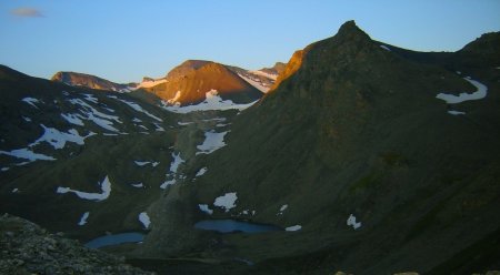 Les lacs jumeaux et la montée au Col de Bézin. 