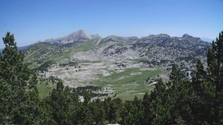 Panorama vers le nord, le Mont Aiguille dépasse à peine des crêtes des Rochers du Parquet