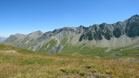 Vers l’EST : Pointe d’Émy et la Grande Chible à gauche ; le Gros Grenier au centre droit et Pointe de Pierre Fendue tout à droite. Et on devine un bout de Chaîne du Mont Blanc tout à gauche.
