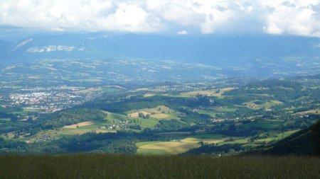 Vue sur l’Albanais et les Bauges depuis le sommet.