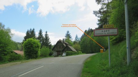Photo du 13/05/2023. Quand on vient du nord (environ 1,5km après être sorti de la station du Hohwald), c’est juste après ce panneau d’entrée au hameau du Hoft qu’on prend à droite.