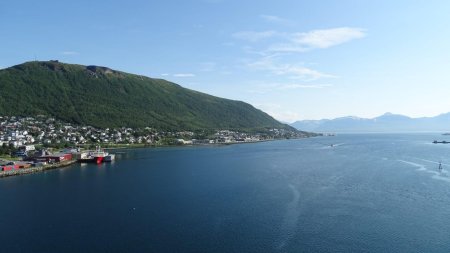 Depuis le pont pour traverser le fjord.