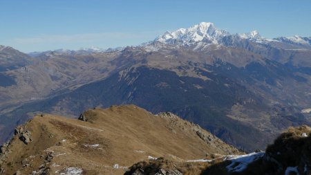 Vers le nord : massif du Mont Blanc et Crête du retour...