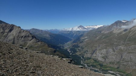 Au loin les Aiguilles d’Arves, les glaciers de la Vanoise...