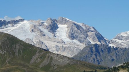 Point culminant des Dolomites : la Marmolada (3343m).