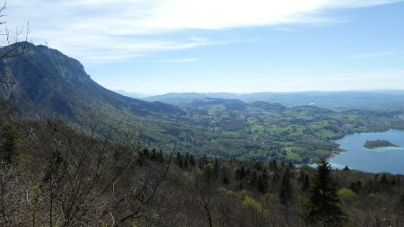 Mont Grelle (1425m) à gauche.