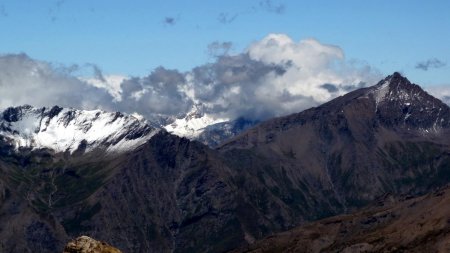 Sommet : loin vers la Maurienne (et Scolette) encore emcombrée de nuages.