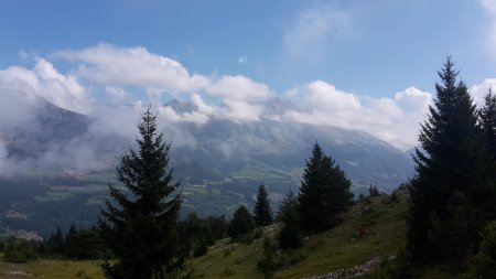 Montagne de Farraut derrière.