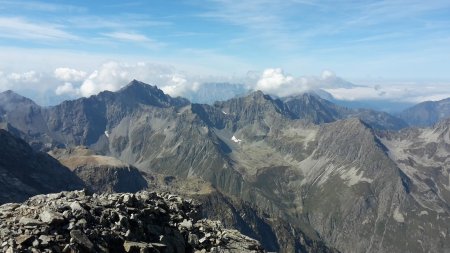 Vers le Dévoluy et la Montagne de Farraut. Pic de Colle Blanche (2975m) et Pic de Pian.