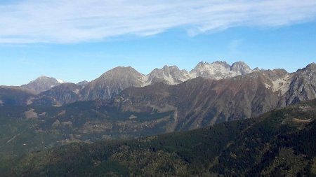 D’ici, le Mont Blanc, se fait très discret ; on l’aperçoit à peine à droite des Grands Moulins.