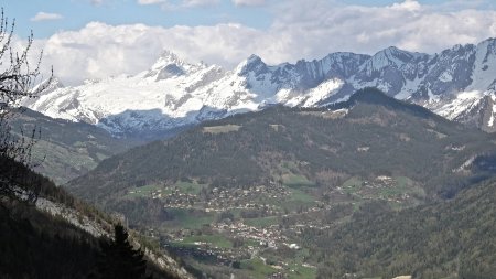 Saint-Jean-de-Sixt et le nord des Aravis vus de l’alpage des Fours.