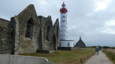 L’ancienne abbaye, le phare et la chapelle.