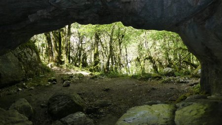Puis la grotte le long du sentier.