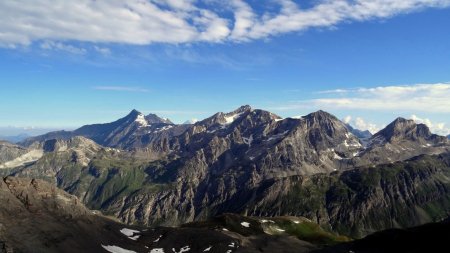 Le Mont Blanc apparaît entre Sassière et Tsanteleina.