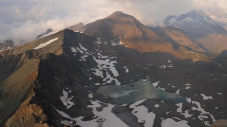 Vers les aiguilles Rousses et les Levanna avec le lac issu du glacier du Montet.