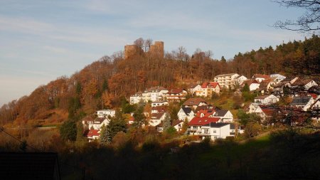 Vue sur le château et le village Ebersteinburg avant de monter au Battert.