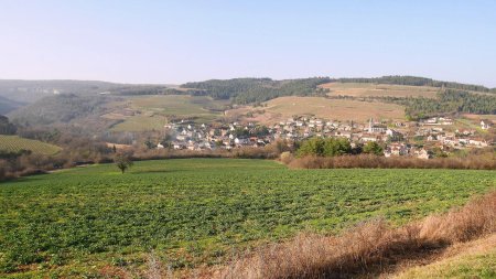 Village d’Arcenant, combe Pertuis au fond à gauche. 