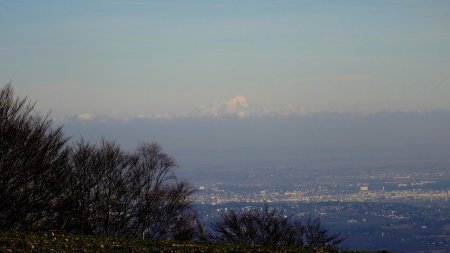 Plus élevé, le Mont Blanc sort de la brume et semble dominer Lyon.