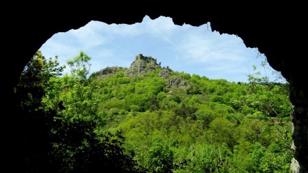 La forteresse vue de l’intérieur de la grotte.