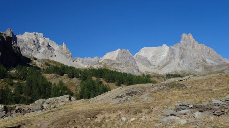 Au départ de la randonnée panorama sur les Cerces avec Roche des Béraudes, Crête de Moutouze, Pointe des Cerces et Main de Crepin
