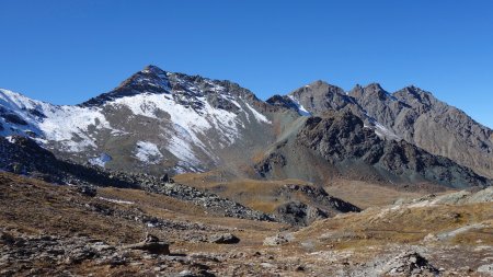 Dans la montée aperçu sur la droite du Col de la Noire et du  Pic de la Farnéiréta.