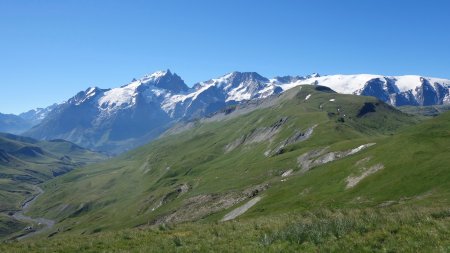 Dans le rétro la Meije, le Rateau et le Glacier de la Girose