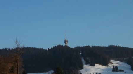 La tour du Mont Gibloux vue du hameau Le Vernau.