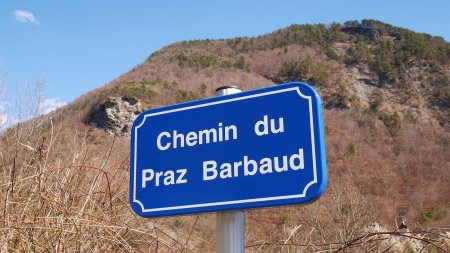 Pour rejoindre l’Isère, il faut passer par le chemin de Praz Barbaud.