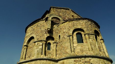Partie supérieure du prieuré de St-Romain-le-Puy.