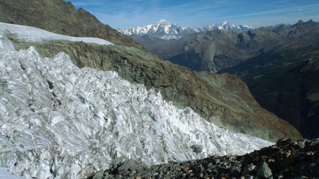 On découvre le glacier en arrivant sur la moraine à l’altitude 2650m.