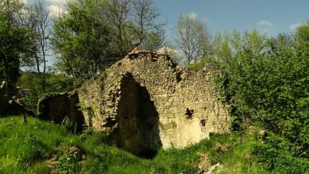 Ruines après le hameau de Vareilles.