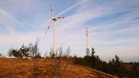 La Sendeturm du Hornisgrinde et la nouvelle éolienne installée en octobre 2015 (en remplacement des 3 anciennes datant de 1994).