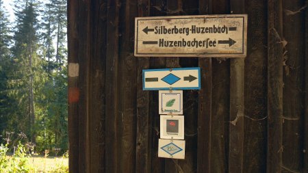 Abri et balisage, en arrivant sur le chemin d’accès au Huzenbacher See.