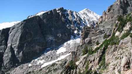 Vue sur le sommet de Hallett Peak à 3875m